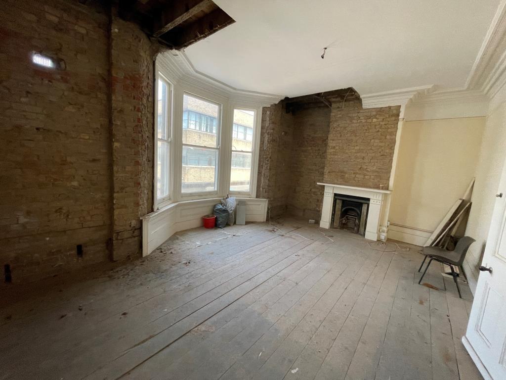 Lot: 74 - VACANT TOWN CENTRE BUILDING WITH POTENTIAL FOR CONVERSION - Room with bay window and fireplace